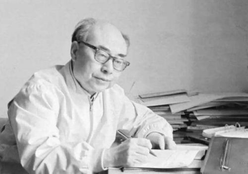 王昆的艺术人生：从早年启蒙到经典作品，揭秘成功背后的坚持与热爱