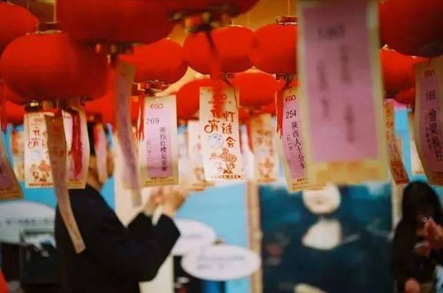 上元节：从汉代起源到现代传承，揭秘元宵节的千年文化密码与习俗演变