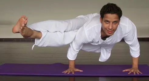 阿斯汤加瑜伽完整指南：从起源到初级序列，轻松掌握呼吸与体式协调技巧