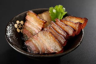 樟茶鸭：从成都巷子到餐桌的烟熏美味，揭秘传统制作工艺与健康吃法