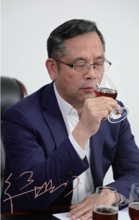 许明：从设计助理到行业大师的成长之路，揭秘如何用扎实功底与创新精神成就卓越设计