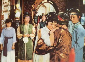 周瑞在《红楼梦》中的角色解析：中层管事的生存智慧与贾府管理之道