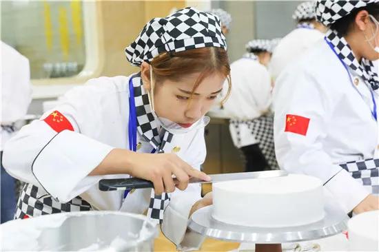 西点培训全攻略：从零基础到高薪就业，轻松掌握甜蜜技艺