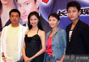 李妍艺术人生揭秘：从平凡教师家庭到聚光灯下的璀璨明星成长之路