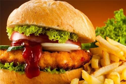 炸鸡汉堡终极指南：从全球美味到健康享用，教你聪明点单与自制秘诀