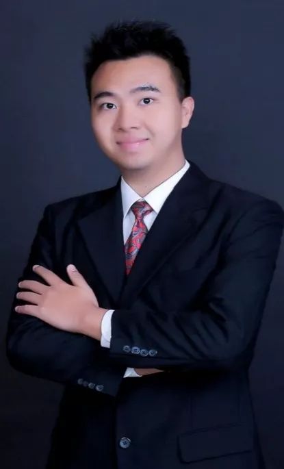 张薇的职业成长与内容行业争议：如何把握职业机遇并应对算法危机