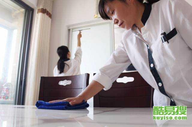 阳光大姐家政服务全解析：专业保洁、月嫂护理、收费标准与客户口碑一网打尽