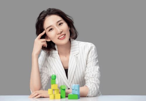 舒燕角色深度解析：如何从平凡白领中看见自己的影子，解决职场共鸣与情感认同