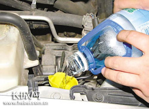 玻璃水配方全攻略：省钱自制汽车玻璃清洁液，轻松解决视野模糊与冬季结冰烦恼