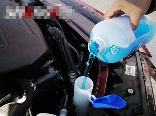 玻璃水配方全攻略：省钱自制汽车玻璃清洁液，轻松解决视野模糊与冬季结冰烦恼