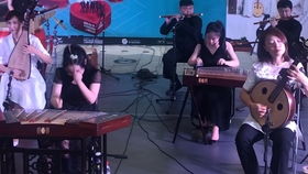 陈小东音乐与演艺生涯全解析：从《月光车站》到《雾中码头》的艺术探索