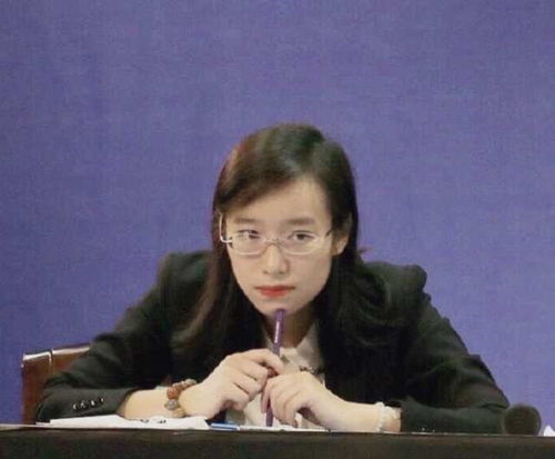 李宣：从编辑到文学大师的创作之路，揭秘如何用文字打动人心