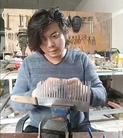 耿帅手工创作全解析：从脑瓜崩到菜刀手机壳的创意之旅