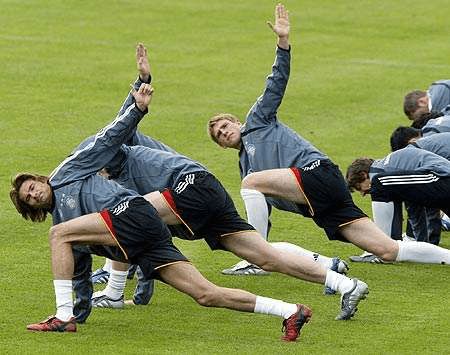 足球训练全攻略：从热身到恢复，轻松掌握专业技巧，告别运动伤害