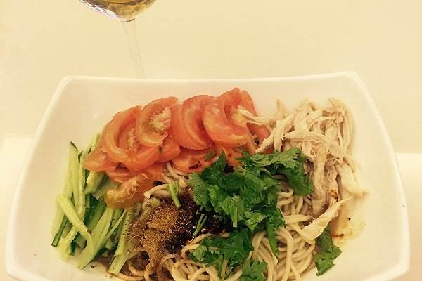 夏日清爽首选：鸡丝凉面制作全攻略，轻松搞定美味凉面