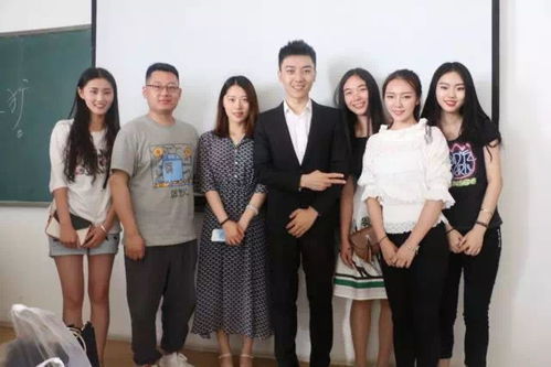 李泽鹏：从央视主播到新媒体探索者的成长之路，揭秘如何用专业与勇气实现职业转型