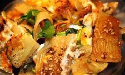 烤冷面是哪个地方的小吃？揭秘东北街头美食的起源与魅力，带你轻松品尝正宗美味