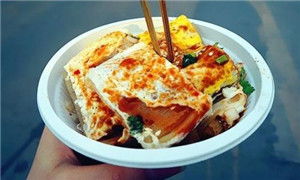 烤冷面是哪个地方的小吃？揭秘东北街头美食的起源与魅力，带你轻松品尝正宗美味