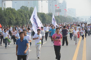 奔跑的人：掌握正确跑步技巧，轻松享受跑者高潮与健康生活