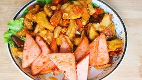 北京烤鸭的做法：从选材到烤制，手把手教你做出地道酥脆美味