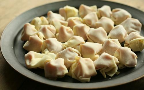 福建千里香馄饨：揭秘皮薄馅嫩、汤鲜味美的制作秘诀，轻松在家复刻传统美味