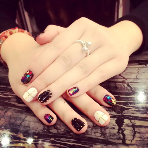 法式指甲：从经典优雅到现代创新的美甲指南，轻松打造指尖时尚