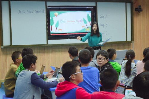 郑老师独特教学法：点燃学生思考火花的快乐课堂体验