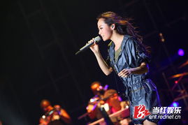 张靓颖音乐蜕变之路：从超女海豚音到2024全新演唱会，揭秘18年天后的独家秘籍