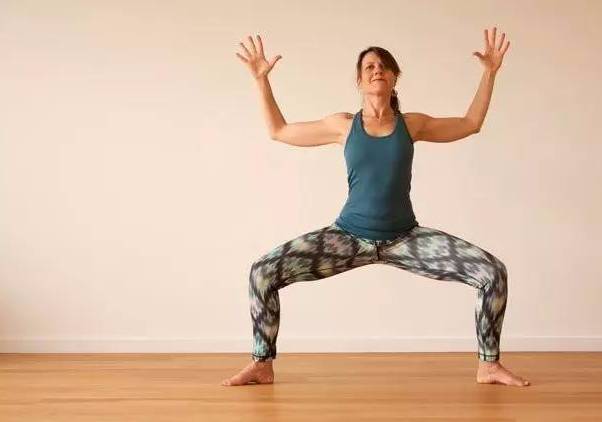 拜月式：舒缓身心的瑜伽序列，助你告别焦虑失眠，享受月光般宁静