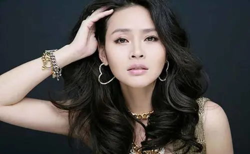 高娜的艺术之路：从平凡客厅到璀璨银幕，揭秘演员如何用真实表演治愈人心