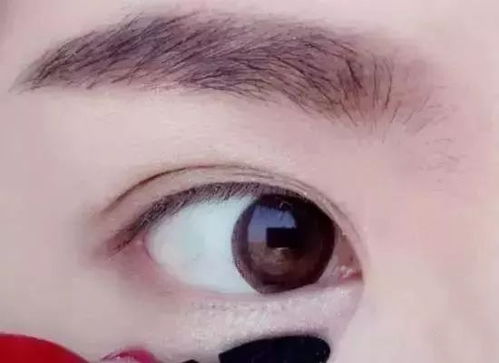 假睫毛怎么卸？掌握正确方法保护睫毛不伤眼，轻松卸除无残留
