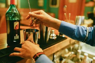 调酒师培训学校：从新手到专业调酒师的完整指南，轻松掌握调酒技巧，开启高薪职业之路