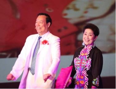 徐怀玉从超女冠军到歌坛天后的成长故事：星光璀璨的音乐传奇与人生蜕变