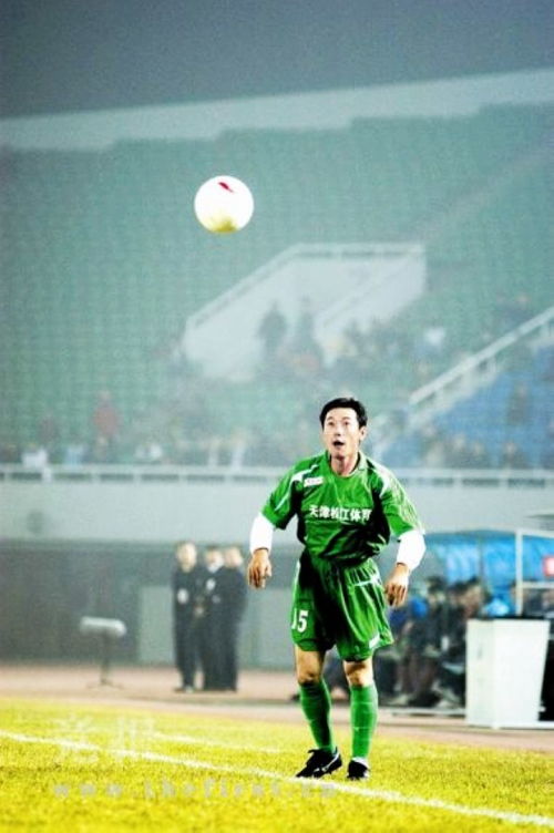 邓乐军：九十年代中国足坛的优雅中场大师，揭秘他的传奇生涯与足球智慧